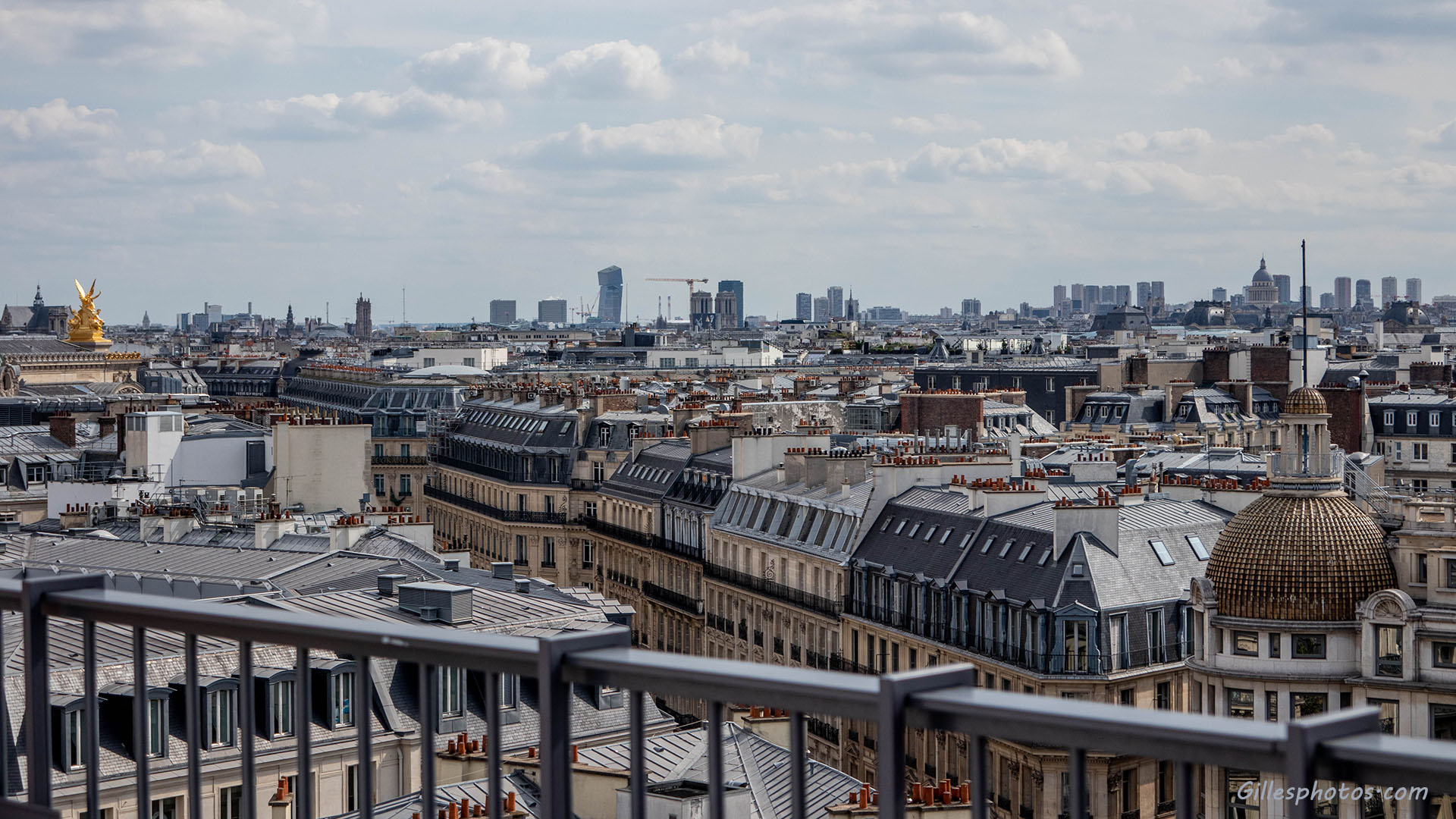  Vue sur PARIS depuis la terrasse du Printemps